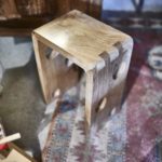 Tabouret ou table d’appoint en noyer massif