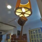 lampe : socle en noyer, tige en buis, dés en noyer et abat jour sycomore