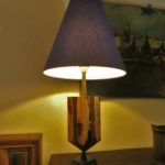 Lampe originale en buis et noyer montée sur socle conique bleue.