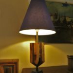 Lampe originale en buis et noyer montée sur socle conique bleue.