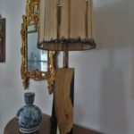 Grande lampe en Bois de mimosa pour son pied et de polonium pour l’abatjour