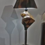 Lampe piètement ébène, montant inox et, masse de lonce orme